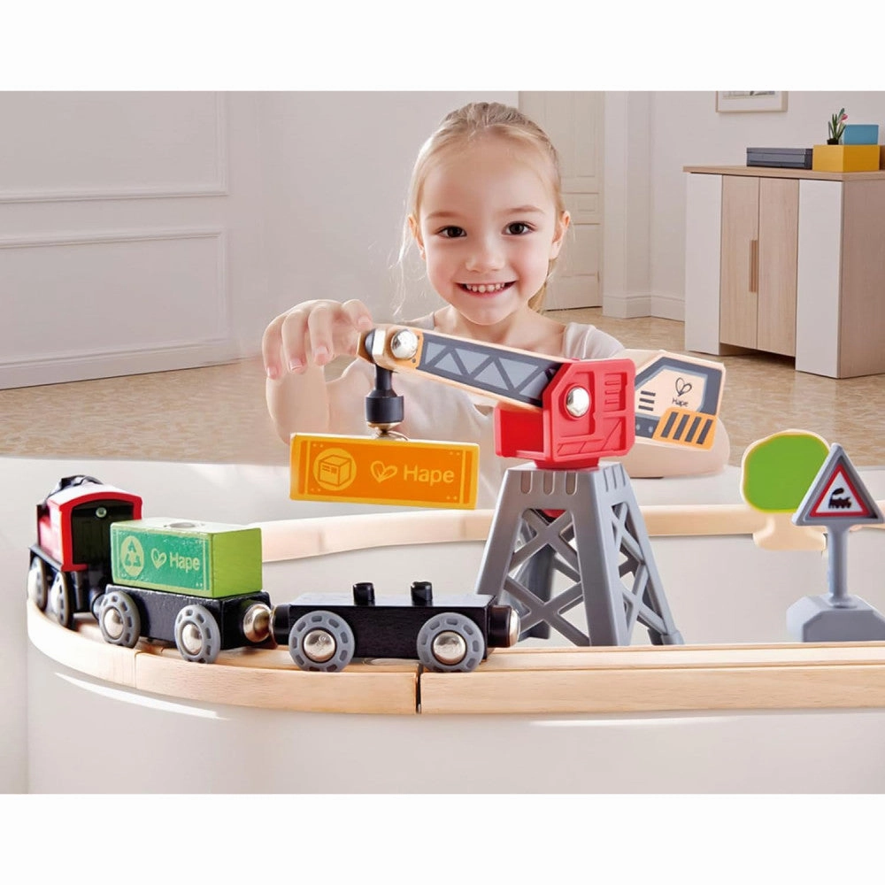 Hape - Cargo Delivery Loop - Battery Powered Engine & Oval Track Railway Set