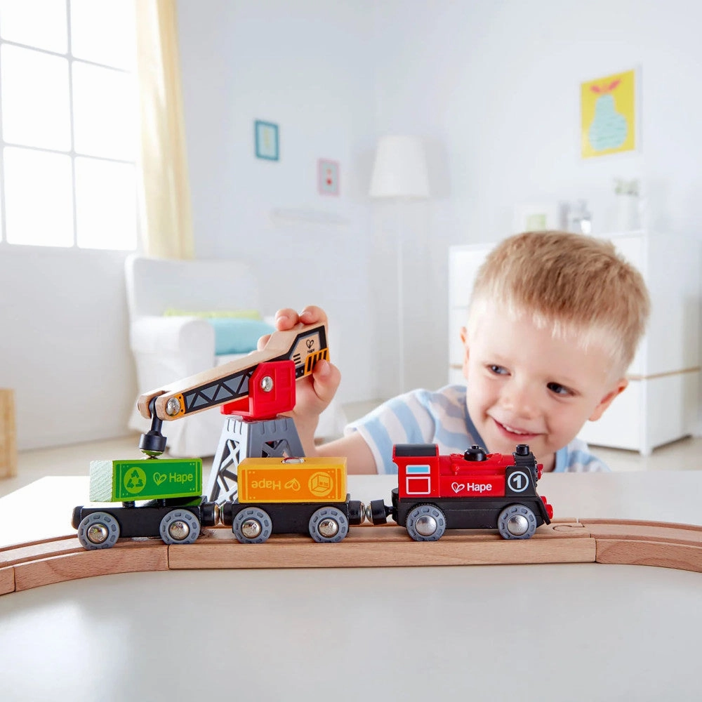 Hape - Cargo Delivery Loop - Battery Powered Engine & Oval Track Railway Set