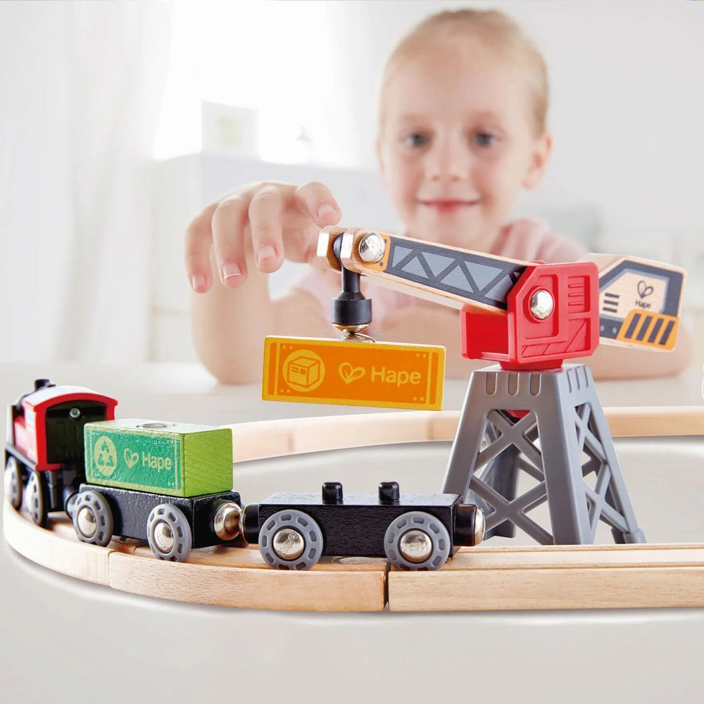 Hape - Cargo Delivery Loop - Battery Powered Engine & Oval Track Railway Set
